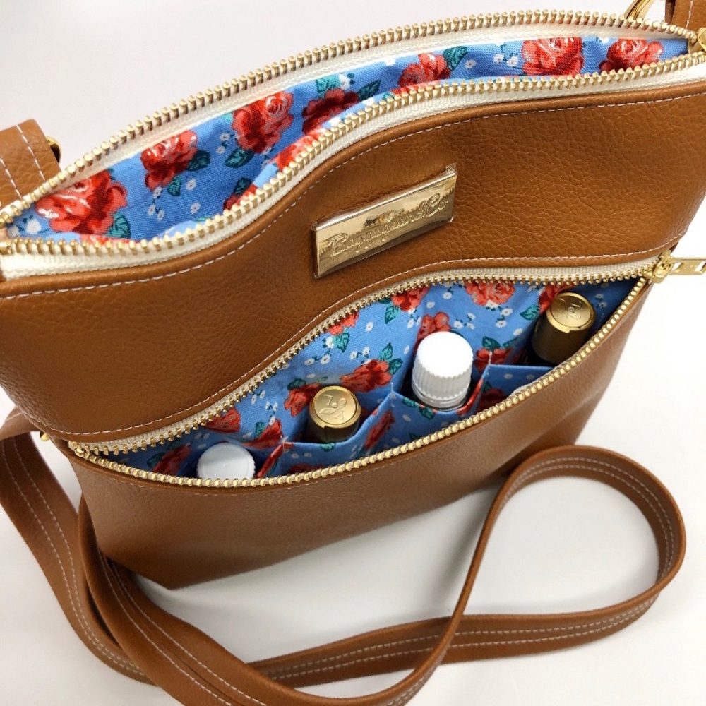 Baggage and co cross body leather bag. Oil bag